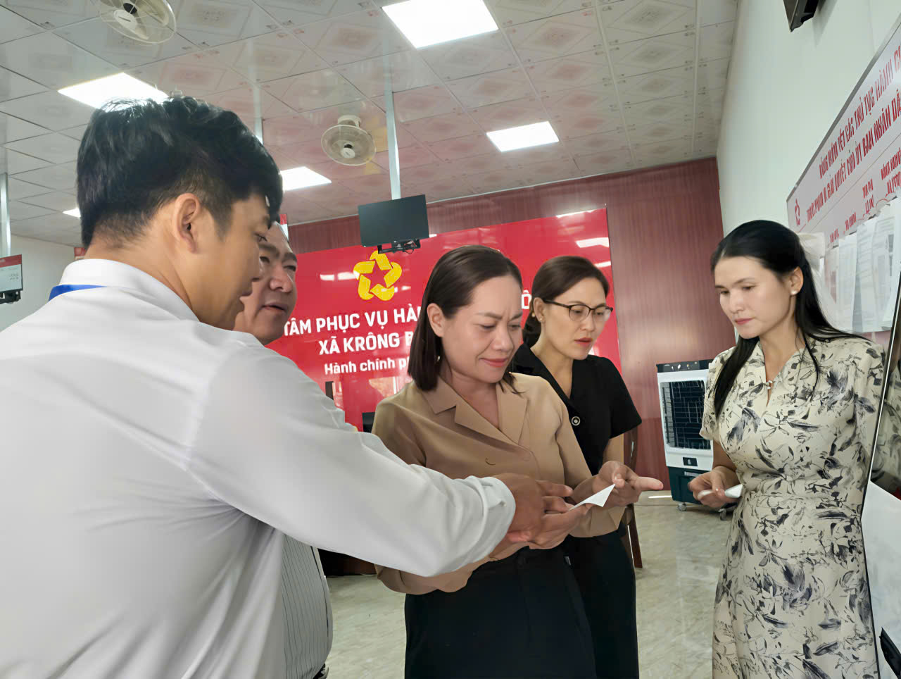 Xã Krông Bông: Đẩy mạnh cải cách thủ tục hành chính - hướng tới sự hài lòng của người dân